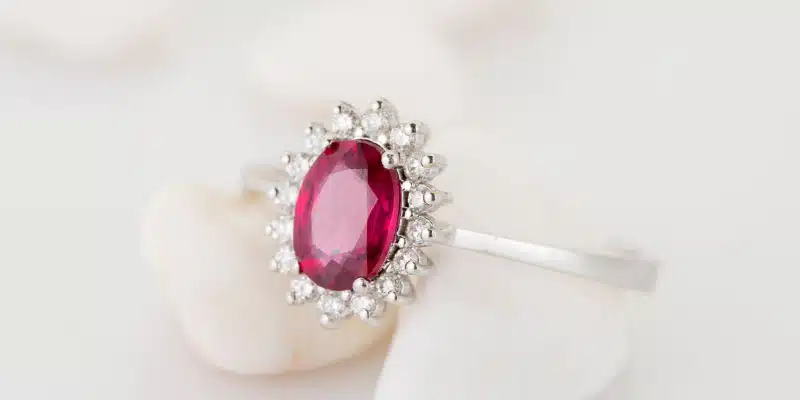 Comment trouver une bague de fiançailles avec un rubis
