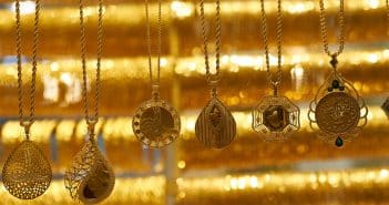 Comment porter un collier long : nos 3 règles d'or !
