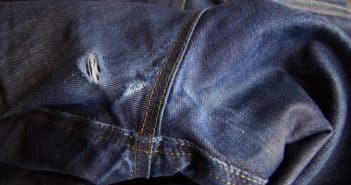 Comment coudre un trou dans un jean à la main ?