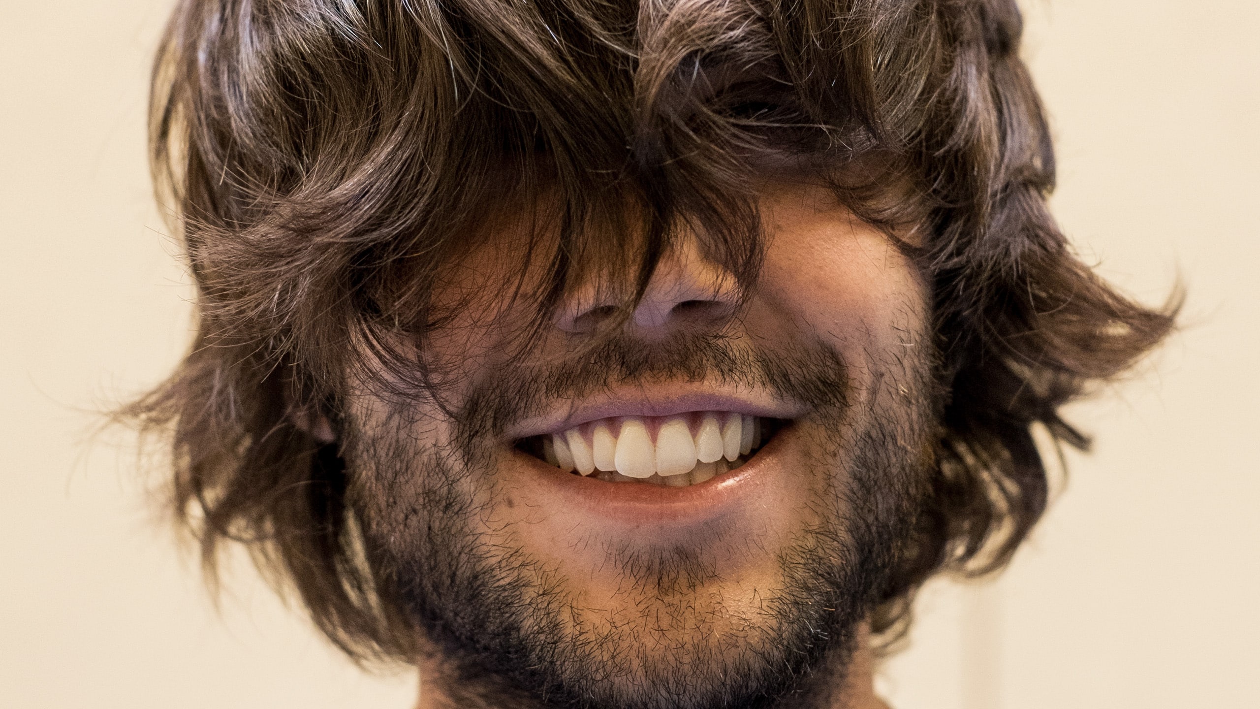 cheveux mi-longs hommes