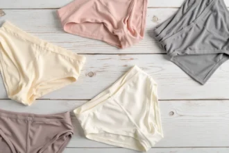 Comparaison de matières pour kangourou slip sur peau sensible — coton, modal et synthétique en vue à plat
