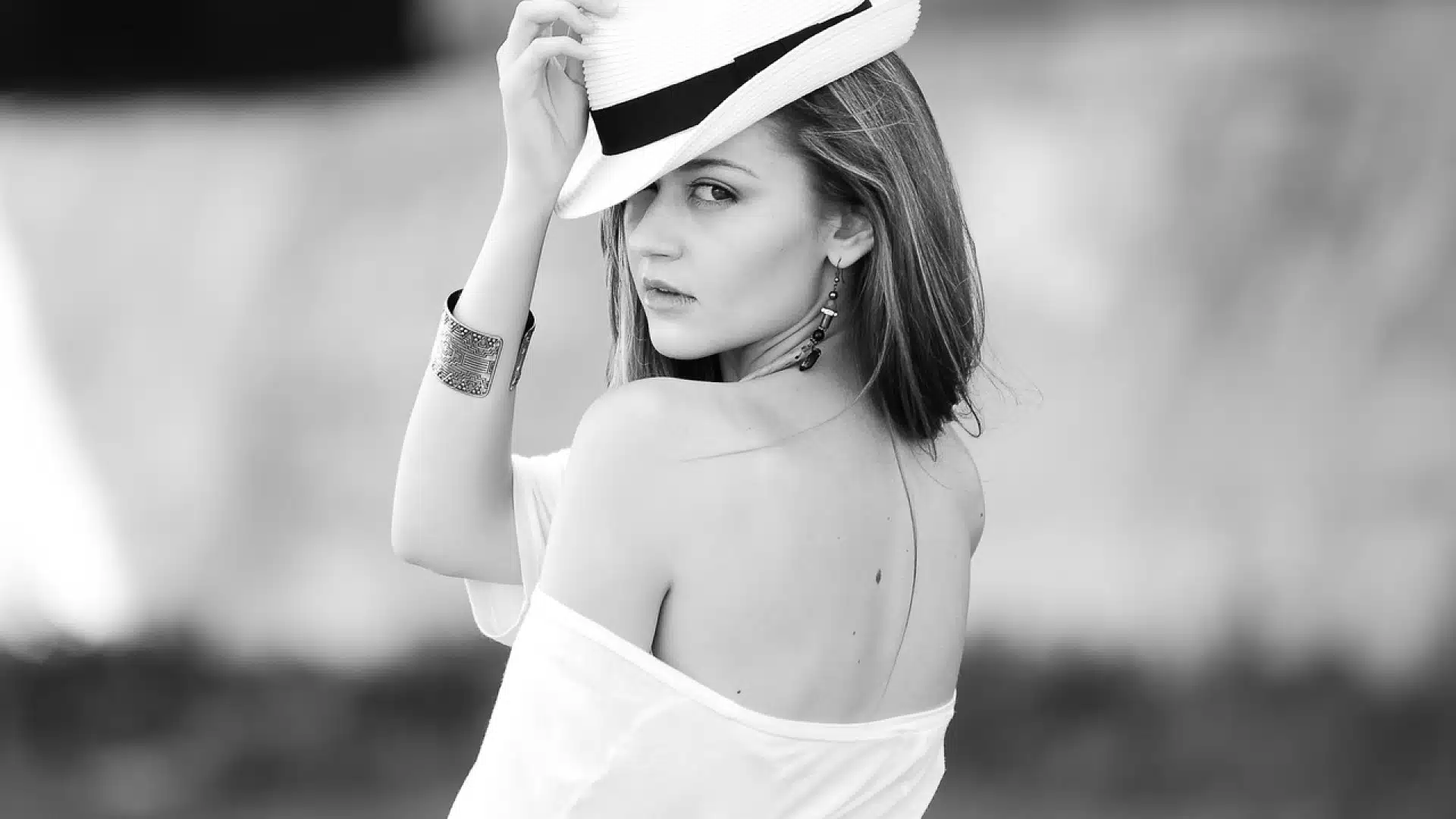 Quatre accessoires indispensables à la femme pour sortir