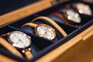 Montre mécanique affichant les phases de lune élégamment conçue